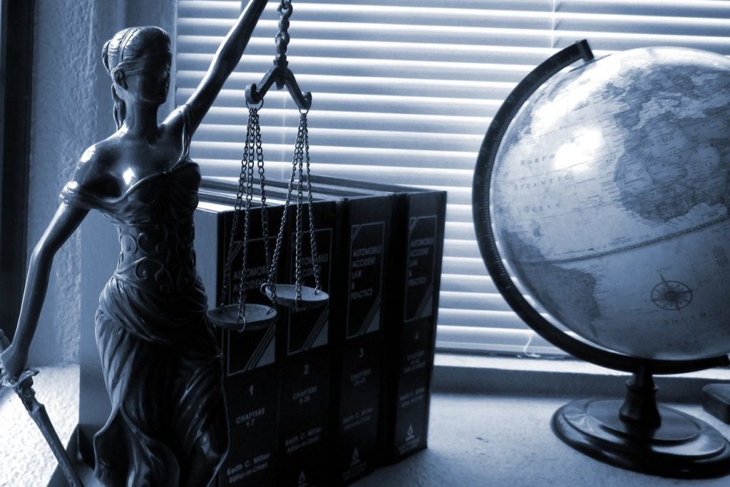 lady-justice-2388500_1280